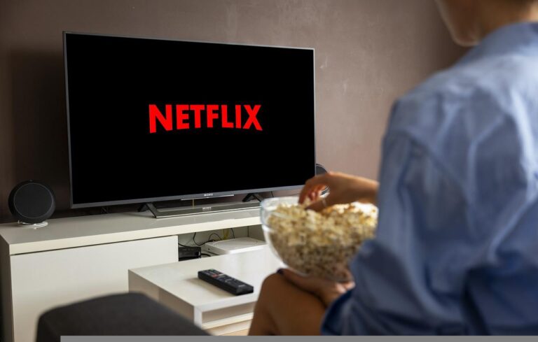 netflix, watching tv, streaming-6964935.jpg